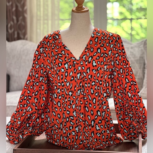 Gorgeous bubble sleeve v-neck tunic blouse - Picture 3 of 15
